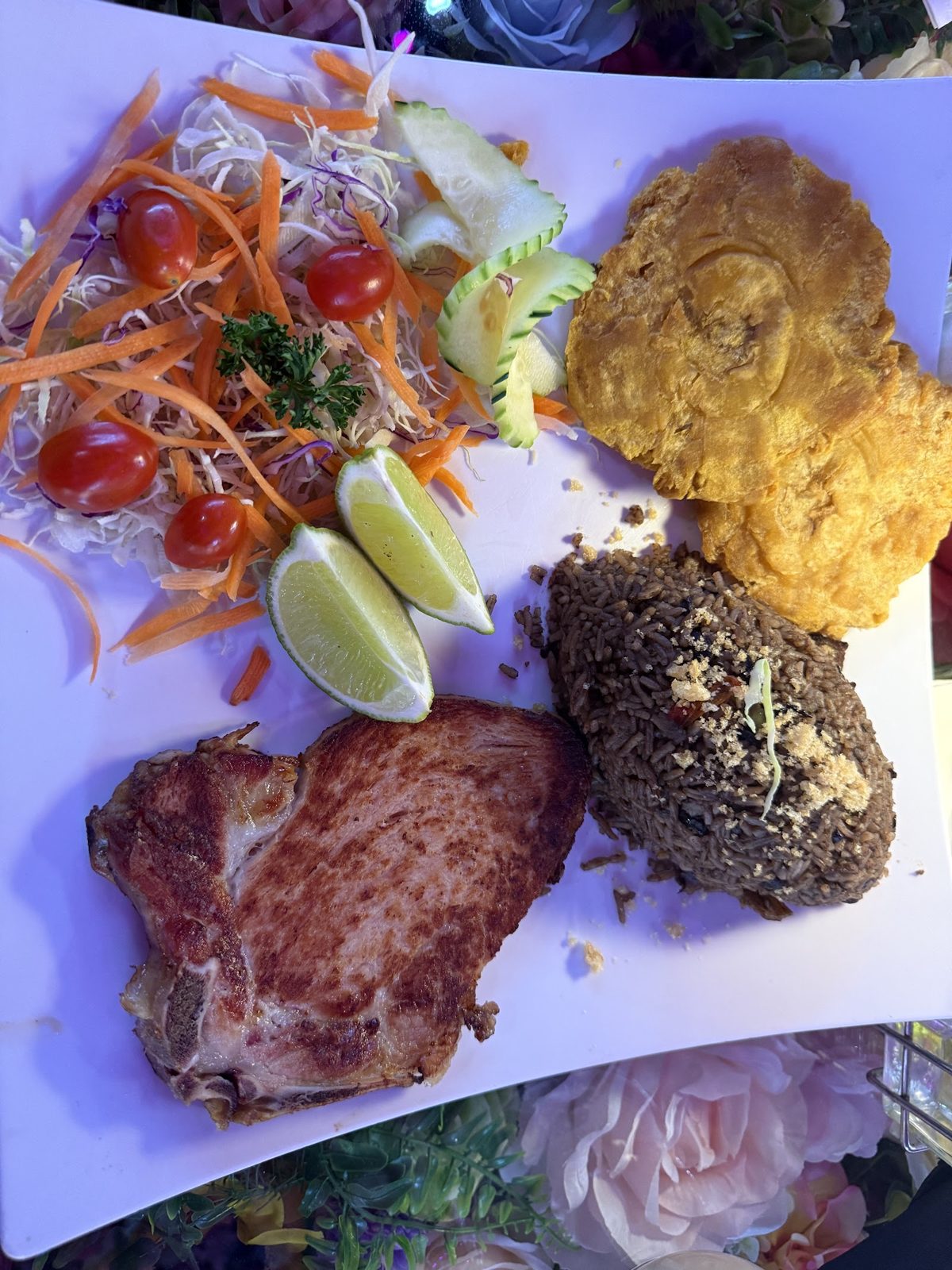 Steak plate with tostones